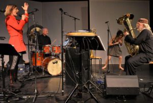 Alte schöne geliebte Songs der Beatles bearbeitet für Stimme, Posaune, Tuba, Sampler und Perkussion. Ein Geheimtipp nicht nur für Beatles-Fans im Grenzland zwischen Jazz, Pop und experimenteller Musik. Silke Gonska, Frieder W. Bergner und bis zu seinem Tod im letzten Herbst Wolfram Dix versetzen ihre Zuhörer in eine völlig neue Klang- und Wortwelt der FAB FOUR. Dass man Stücke manchmal erst nach einigen Momenten des Zuhörens wiedererkennt, ist Absicht. Ein Journalist schrieb einmal dazu scherzhaft, das Duo sei bekannt dafür, aus bekannten Songs unbekannte zu machen. Dabei ist die Rückbesinnung auf die wesentliche Struktur von Popsongs markantestes Zeichen von „REVOLUTION!“. Besetzung: Silke Gonska – Voc Frieder W. Bergner – Trombone